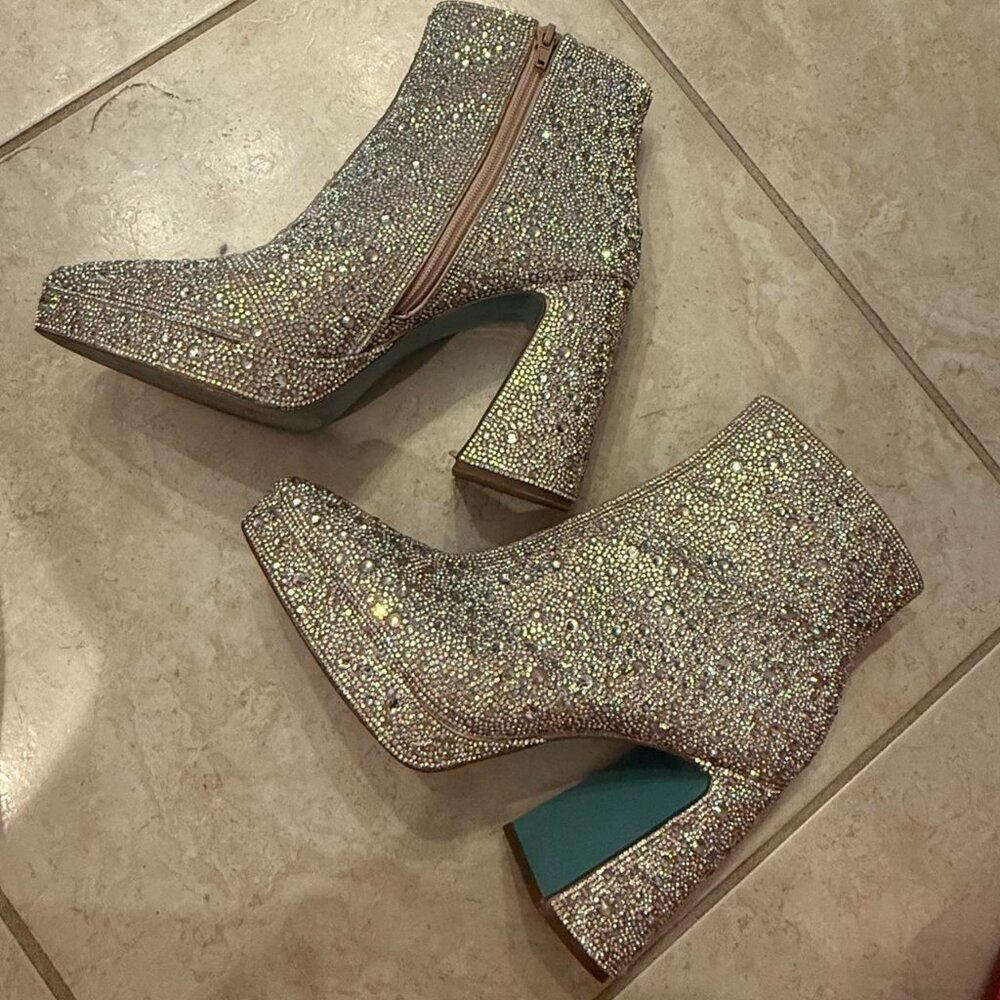 Betsey Johnson Della size 8 glitter gem rhinestone Glamorous boots